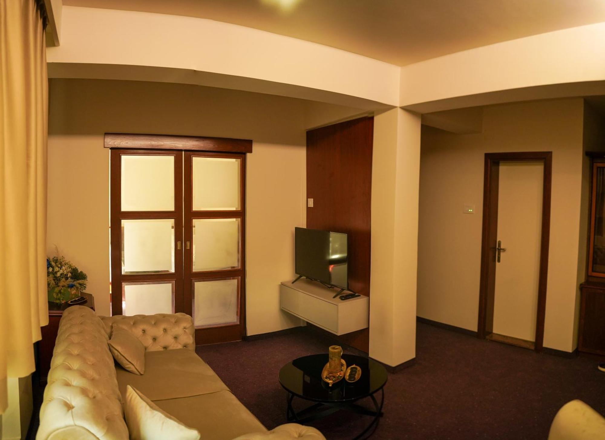 Hotel ลัคตาชิ ภายนอก รูปภาพ